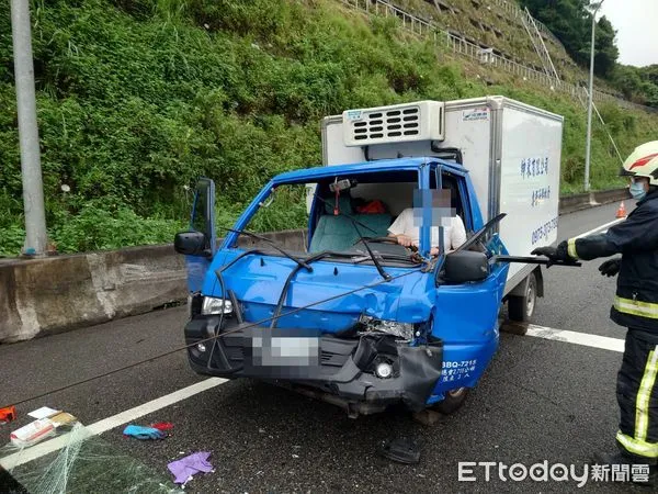 ▲▼國道1號基隆大華交流道追撞車禍。(圖/記者郭世賢翻攝)