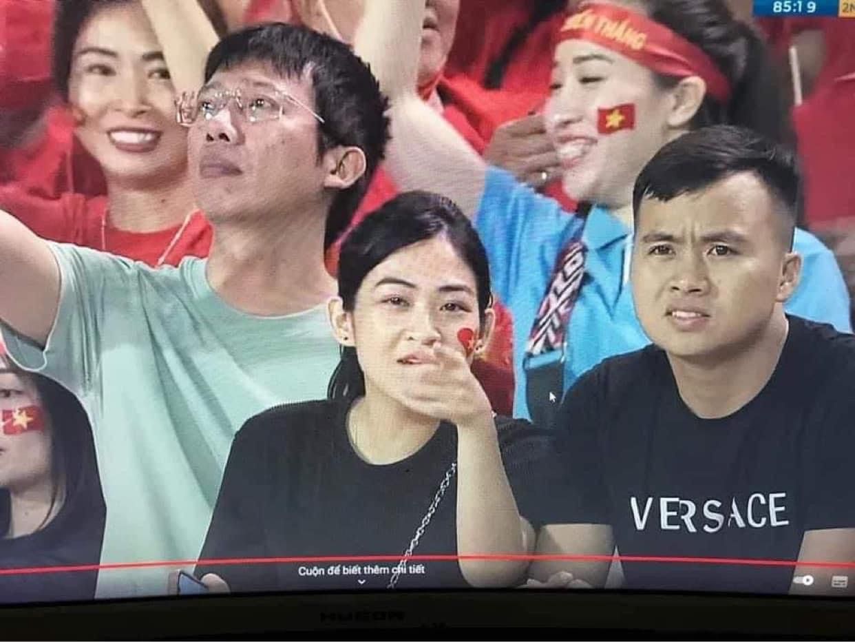 ▲▼ 越南一名男子帶小三去看球賽被攝影機拍到。（圖／翻攝自Facebook）