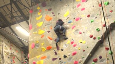 英女缺右小手臂「單手攀岩3百尺」破紀錄　癌症中找到最愛：在牆上我是正常人