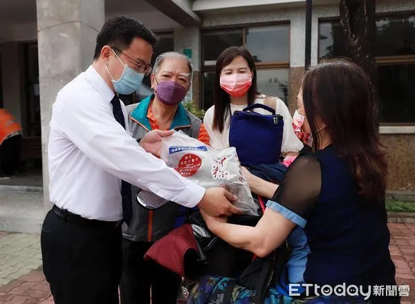 ▲奇美實業公司於端午前夕,致贈26000顆肉粽,委請仁德區公所協助,將溫馨的端午祝福帶給2600戶弱勢家庭,傳遞幸福滋味。(圖/記者林悅翻攝,下同)