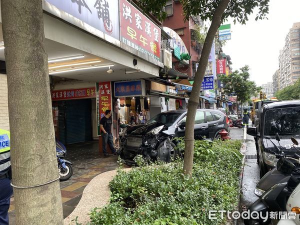 ▲▼信義區轎車爆衝進騎樓的雞肉飯餐廳內，目前傷亡人數不明 。（圖／記者邱中岳翻攝）