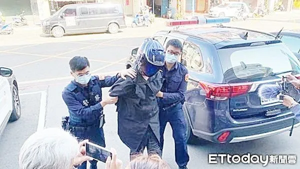 ▲知名紙雕師蔣嘉凱去年11月間持刀刺死蔡姓超商店員,龜山警方押送回警局偵訊。(資料照/記者沈繼昌翻攝)