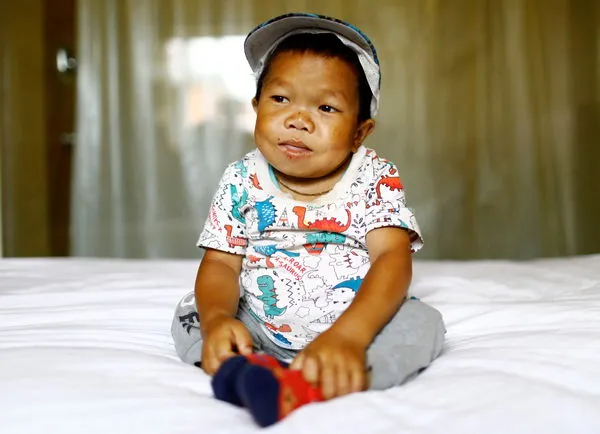 ▲▼尼泊爾18歲男子卡邦吉(Dor Bahadur Khapangi)以73.43公分的身高,登上金氏世界紀錄「世界最矮少年」寶座。(圖/路透)