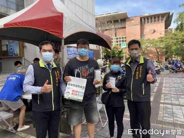 ▲台南市政府於25日起推出防疫包2.0升級服務，將防疫物資改為快篩劑，並於37區公所同步發放。（圖／記者林悅翻攝，下同）