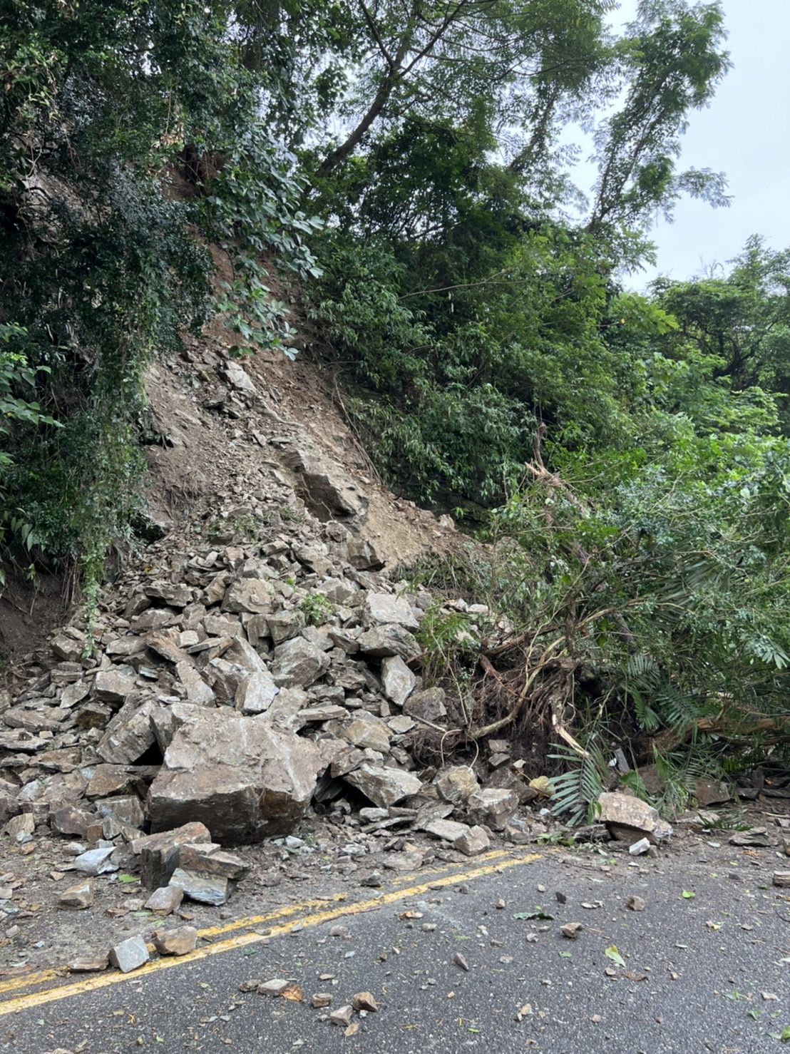 ▲▼連日降雨，花蓮景美村三棧土石崩落阻斷道路。（圖／記者柯政誟翻攝）