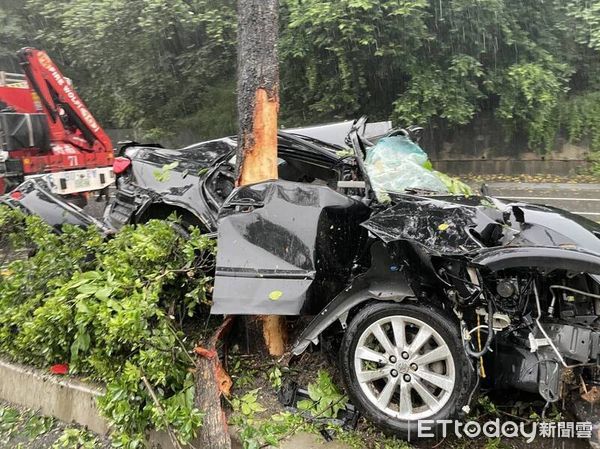 ▲▼撞分隔島鏟斷路燈… 苗栗頭份轎車撞爛1死2傷。（圖／記者蔡文淵翻攝）