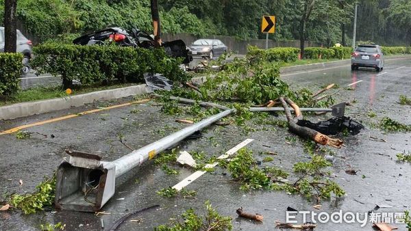 ▲▼撞分隔島鏟斷路燈… 苗栗頭份轎車撞爛1死2傷。（圖／記者蔡文淵翻攝）