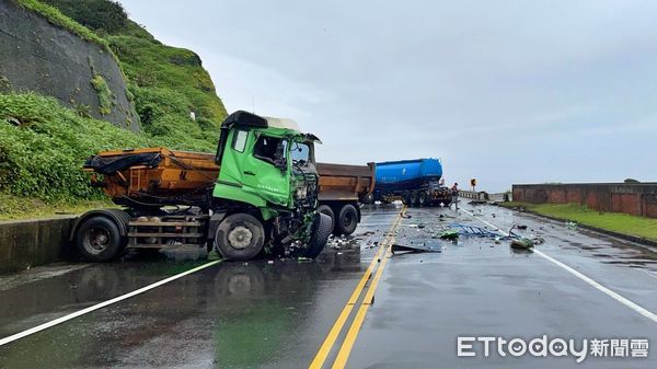 ▲瑞芳台2線油罐車與砂石車擦撞 雙向車道暫無法通行。（圖／記者郭世賢翻攝）