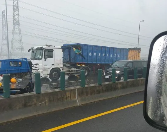 ▲▼國三北上中部路段大雨滂沱,彰化和美車禍回堵6公里。(圖/記者爆料網提供,下同)