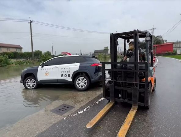 ▲▼彰化縣因大雨水淹路面，連警車也成受災車。（圖／記者唐詠絮翻攝）