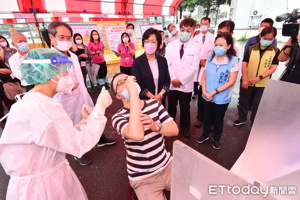 ▲彰化縣65歲長者及慢性病快篩確診暨抗病毒藥物行動醫療站啟用。(圖/彰化縣政府提供,下同)