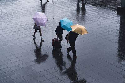 傘套太不環保！他盛讚日本百貨公司「除雨水神器」　放進去刮2下就可除水