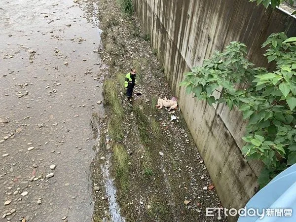 ▲女子與男友口角後不慎跌落約10米深河床。(圖/桃園警分局提供)
