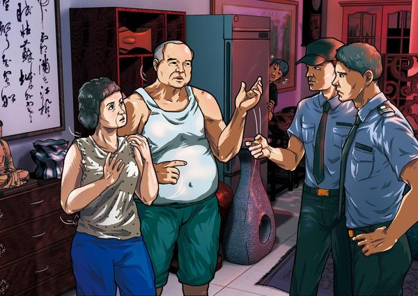 凌晨警鈴大響,驚動老闆夫妻及保全人員,而當時竊賊就躲在冰箱旁窺視。(示意畫面)