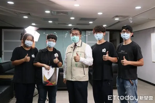 ▲「跟蹤騷擾防制法」將於6月1日施行,市府與南英商工推出宣導情境劇,市長黃偉哲等人呼籲民眾發現不法跟蹤騷擾,請馬上打110報案。(圖/記者林悅翻攝,下同)