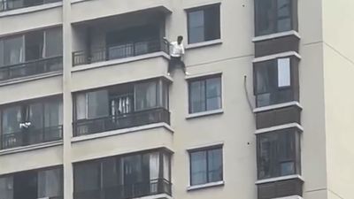 貴州男子「37樓徒手爬到3樓」根本蜘蛛人！　住戶圍觀傻了：屌打消防員