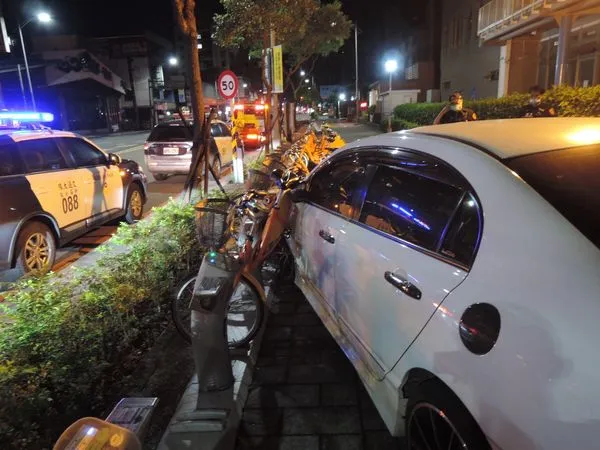 ▲▼ 新北男連撞12輛YOUBIKE 。(圖/記者戴上容翻攝)