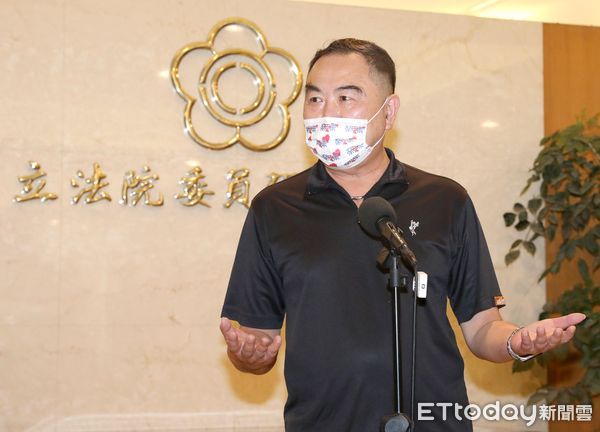 ▲▼立委徐志榮記者會 表明不參選苗栗 向支持者及黨中央鞠躬道歉。(圖/記者屠惠剛攝)