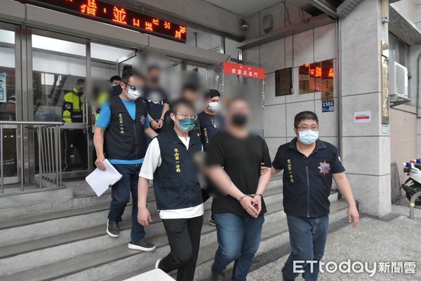 ▲向來寧靜的文山區發生青少年聚眾鬥毆事件,被害人被打傷丟包便利商店,警方火速逮捕涉案7人。(圖/記者張君豪翻攝)