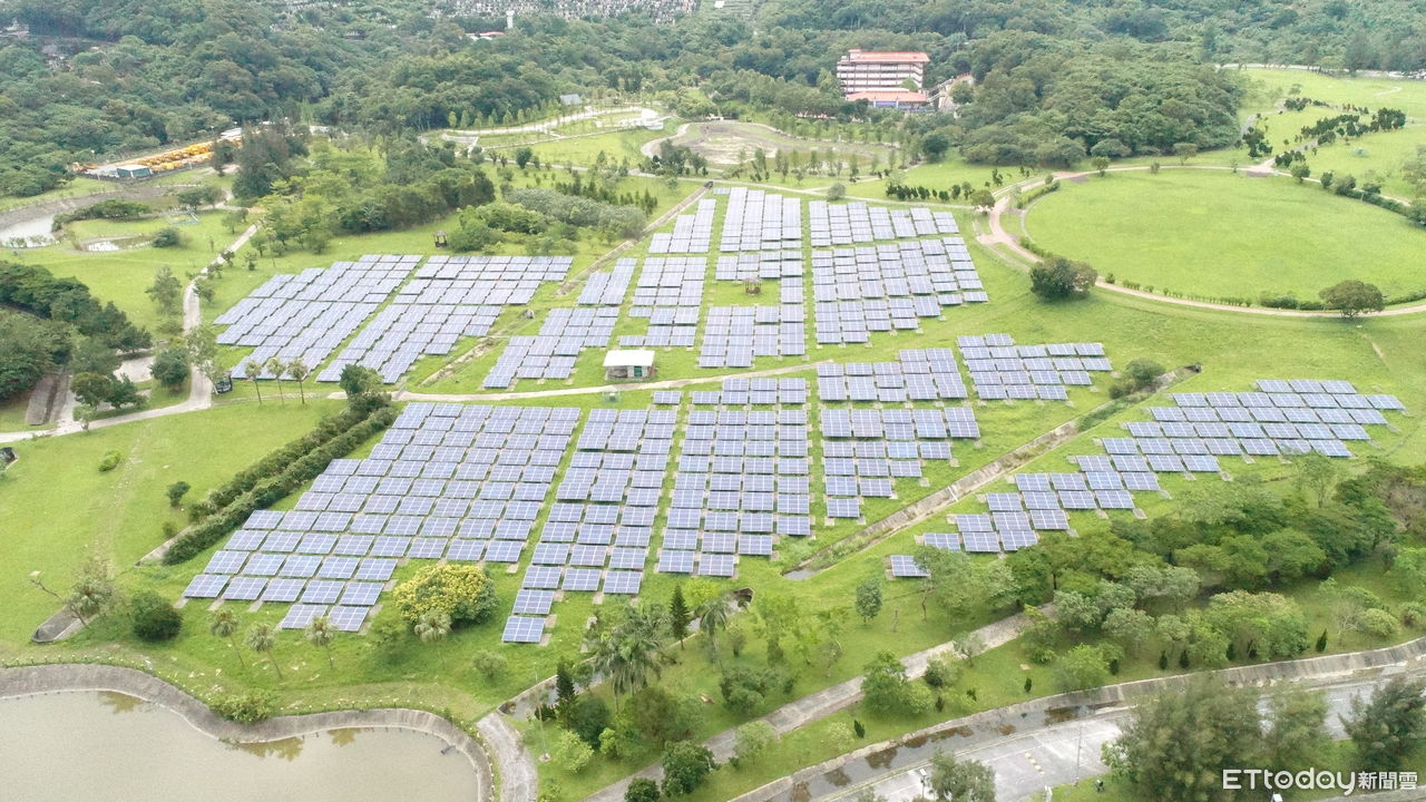 ▲能源轉型，太陽光電不只地面安置，未來包括了屋頂和湖面也會陸續裝置。（圖／林振民攝）