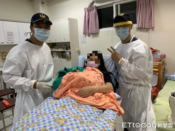 ▲屏東縣政府潮防局琉球分隊隊員陳政義、郭耕祐扮接生婆,讓寶寶順利生產 。(圖/記者陳崑福翻攝,下同)