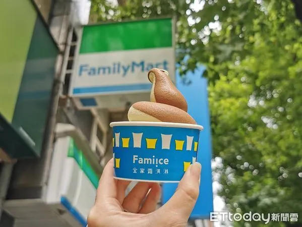 ▲▼全家X嵜本 SAKImoto Bakery聯名「蜜蜜開心果霜淇淋」綜合口味。(圖/業者提供)