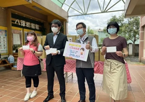 ▲趙正宇送9萬片兒童醫療口罩,加強防疫