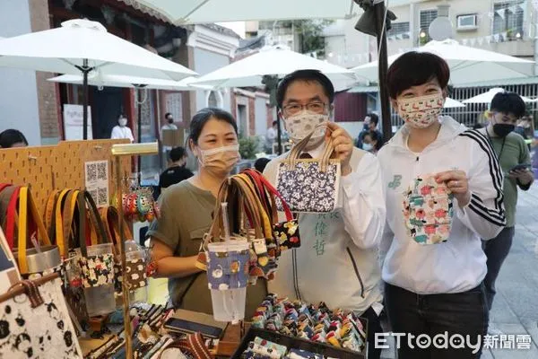 ▲台南市赤嵌朋派商圈發展協會發起的「2022赤嵌朋派生活節」3日於市定古蹟陳德聚堂舉行開幕,黃偉哲市長歡迎端午連假期歡迎回味台南的古早味。(圖/記者林悅攝,下同)