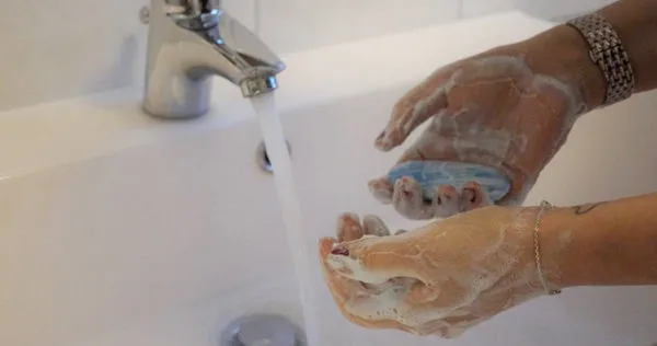 「一根彎曲毛」黏在肥皂上大吵⋯妻威脅拍照給大姐看 尪氣吼:連毛都愛計較