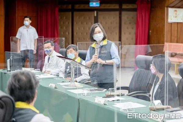 ▲▼總統蔡英文偕同衛福部長陳時中視察彰基醫院。(圖/總統府提供)