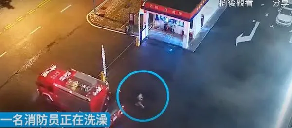 ▲▼ 大陸消防隊員洗澡時聽見警鈴,穿短褲冒雨追車出勤 。(圖/翻攝 澎湃新聞)