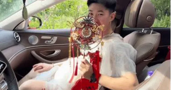 刺青哥穿女裝當「男伴娘」。(圖/翻攝自微博)