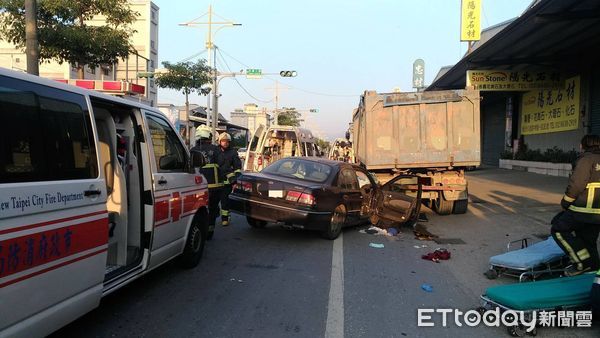 ▲八里,無照男撞砂石車釀5傷！1歲兒隔年溢奶嗆死　妻怒提告。（圖／記者郭世賢翻攝）