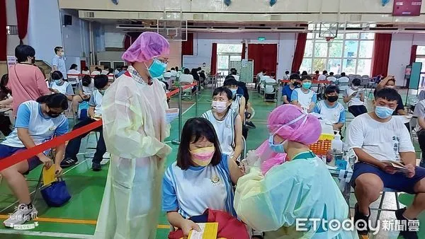 ▲屏東青少年BNT追加劑持續施打 。(圖/記者陳崑福翻攝)