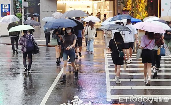 ▲▼天氣 梅雨鋒面 下雨 撐傘 街頭行人。（圖／記者屠惠剛攝）