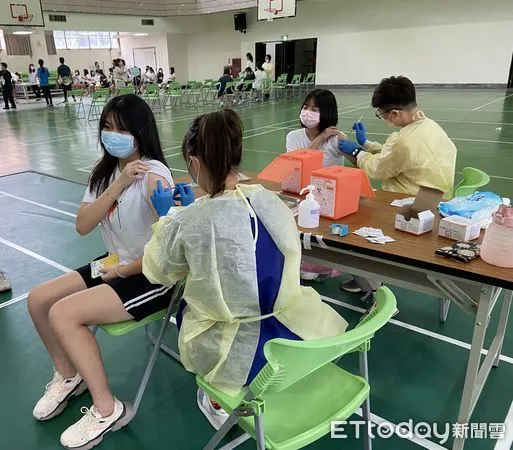 ▲青少年施打疫苗 。(圖/記者陳崑福翻攝)