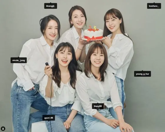 ▲KARA出道15週年,大合照留位子給具荷拉惹哭粉絲。(圖/翻攝自IG/gyuri_88)