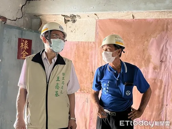 ▲台南市做工行善團,本周假日馬不停蹄兵分4路進行修繕,盼儘快給弱勢家庭有個遮風避雨的家,能安心居住生活。(圖/記者林悅翻攝,下同)