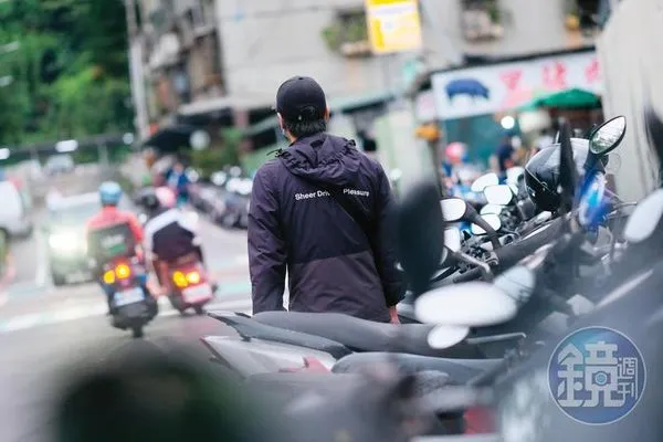 2年多前,黃金輝扣押1台報廢機車時為了作業方便,私下讓車主更換零件,不料人生從此全毀。