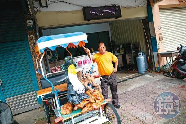 因為把資源回收物給了一名拾荒老婦,顏輝煌被判貪汙,從此失業,後來貸款開了現在這間「國王企鵝」冰品店。