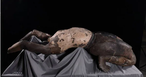 仰臥俑的奇特姿勢曾讓專家一度不解其用意。(圖/翻攝自秦始皇帝陵博物院)