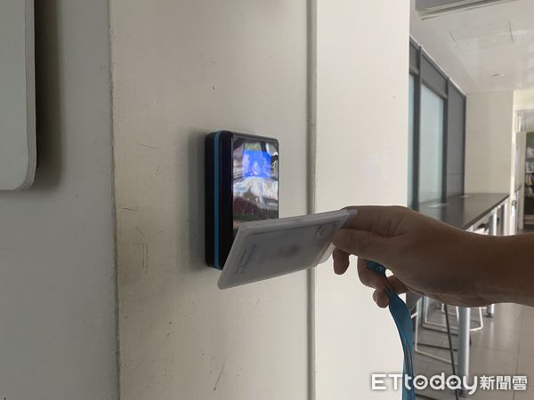 ▲▼ 上班打卡 。(圖/記者陳韻如攝)