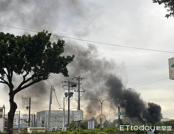 ▲泰豐輪胎傍晚傳出火警濃煙竄天。(圖/記者楊熾興翻攝)