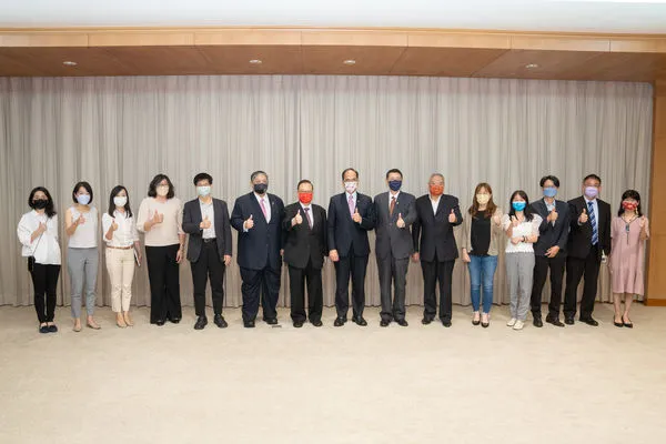 ▲▼立法院長游錫堃14日接見「立法院國會助理工會」理事長李永誠一行。(圖/游錫堃辦公室提供)