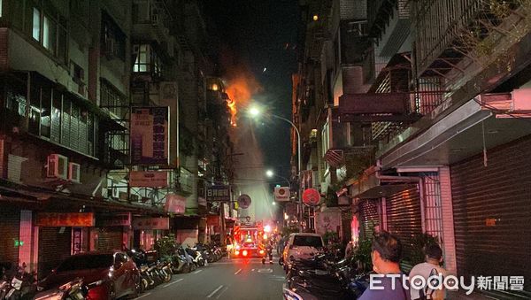 ▲▼信義區6樓公寓大火,頂樓加蓋全面陷入火海。(圖/記者游宗樺攝)