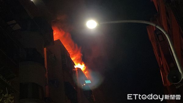 ▲▼信義區6樓公寓大火,頂樓加蓋全面陷入火海。(圖/記者游宗樺攝)