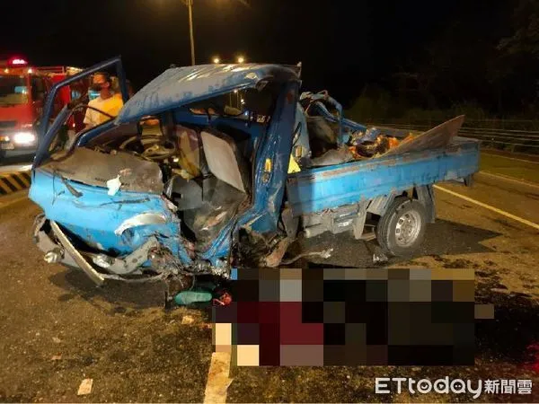 ▲小貨車自撞安全島,由於車體嚴重變形,導致駕駛手腳粉碎性骨折並受困車內。(圖/鳳林分局提供,下同)