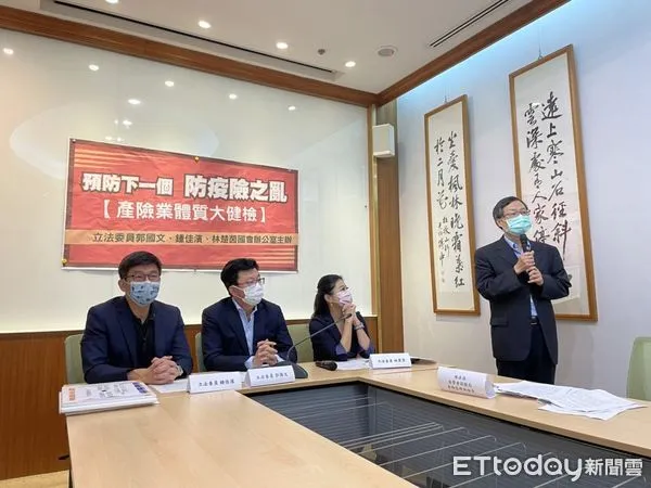 ▲▼陳清源(右1)今天上午出席民進黨立委郭國文舉行的「預防下一個防疫險之亂,產險業體質大健檢」記者會。(圖/記者呂晏慈攝)