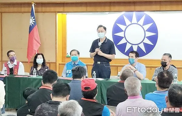 ▲針對媒體詢問有關鄭文燦與林智堅合體民調超過張善政,張今天回應,這是網路聲量加權調查,其中鄭文燦占七成聲量,試問「到底誰選桃園市長」。(圖/記者沈繼昌翻攝)