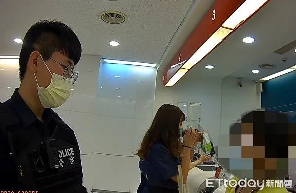 ▲警方到銀行發現又是鄒婦遭詐騙。(圖/八德警分局提供)